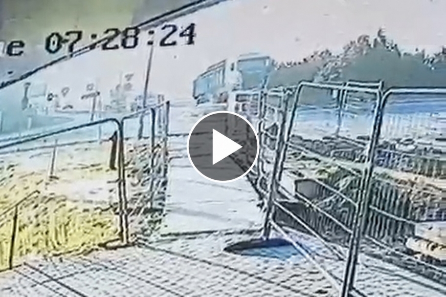 Ilustracja materiału: Ciężarówka na pierścieniu ronda - jak do tego doszło? JEST NAGRANIE Z MONITORINGU [ZOBACZ WIDEO]