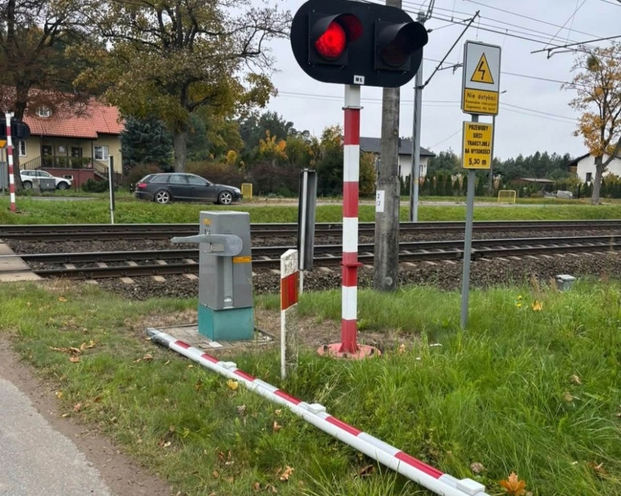 Ilustracja materiału: Ten błąd mógł kosztować go życie... Kierowca zignorował czerwone światło i wyłamał szlaban na przejeździe!